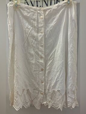 Elegant Off White Shell Button-Down Skirt with Textured Leaf Pattern & Lace Trim